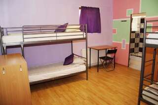 Хостелы JugendStube Hostel Брашов Кровать в 4-местной общей спальне смешанного типа с отдельной ванной комнатой-1