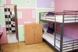 Хостелы JugendStube Hostel Брашов Кровать в 4-местной общей спальне смешанного типа с отдельной ванной комнатой-2