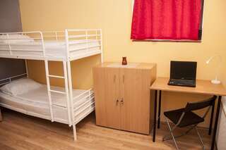 Хостелы JugendStube Hostel Брашов Кровать в общем 6-местном номере для мужчин и женщин с общей ванной комнатой-1