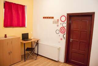 Хостелы JugendStube Hostel Брашов Кровать в общем 6-местном номере для мужчин и женщин с общей ванной комнатой-2