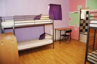 Хостелы JugendStube Hostel Брашов Кровать в 4-местной общей спальне смешанного типа с отдельной ванной комнатой-5